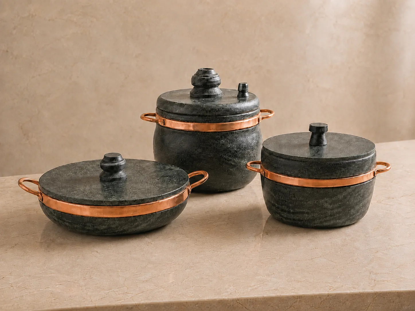 Kit 3 Panelas de pedra sabão com alças de cobre